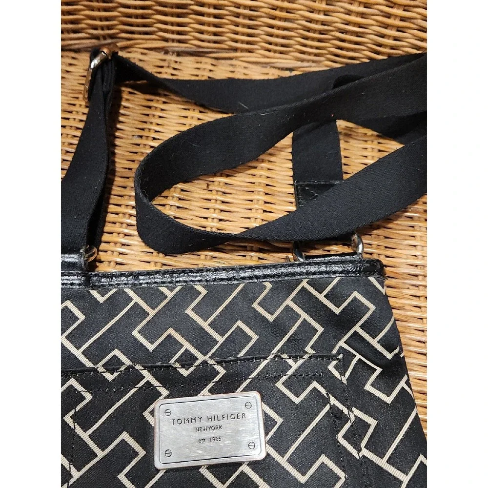 TOMMY HILLFIGER BAG WOMENS NEW YORK EST. 1985 SMALL SHOULDER VINTAGE ADJUSTABLE‎